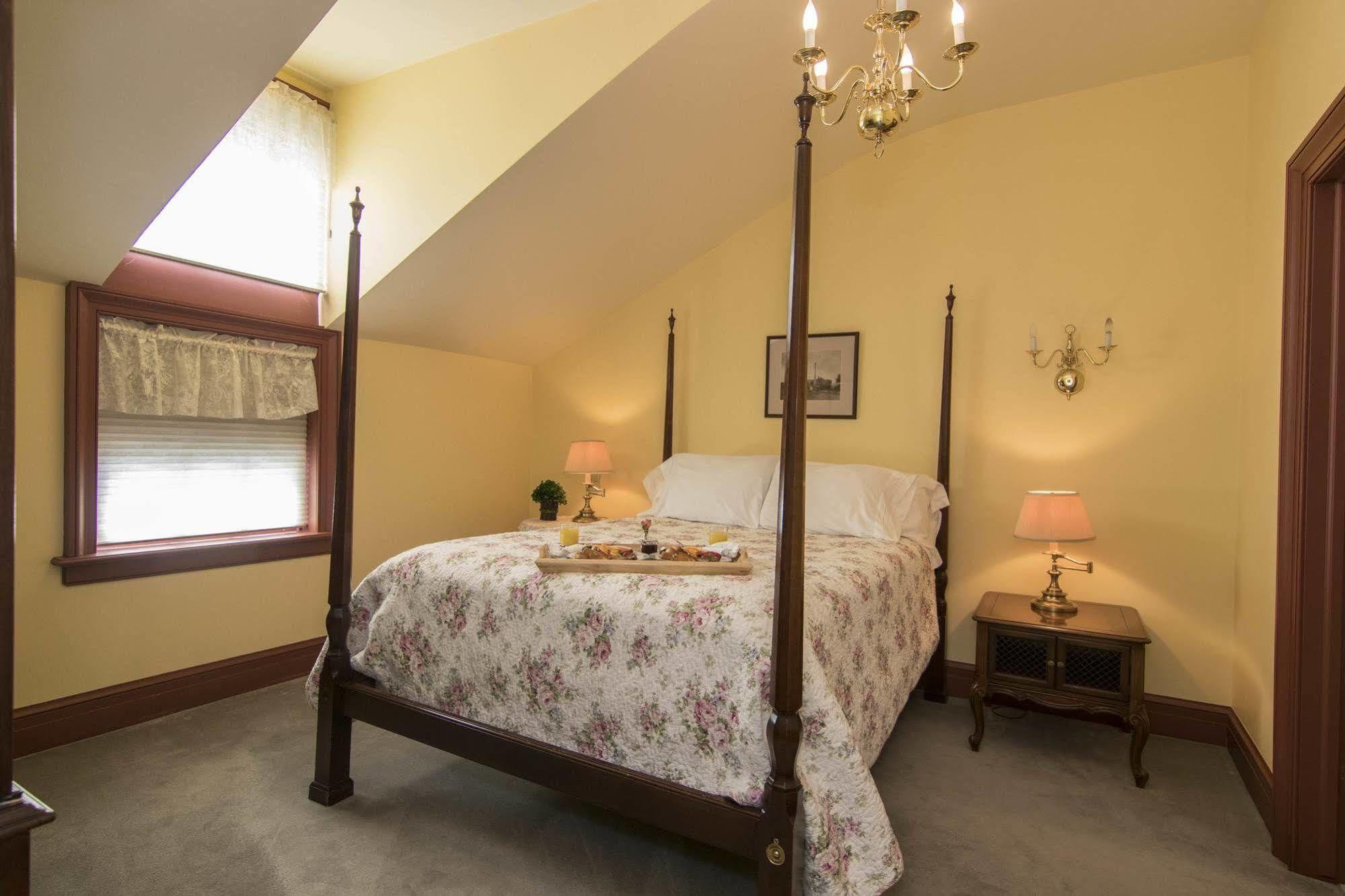 The Rochester Inn Sheboygan Falls Esterno foto